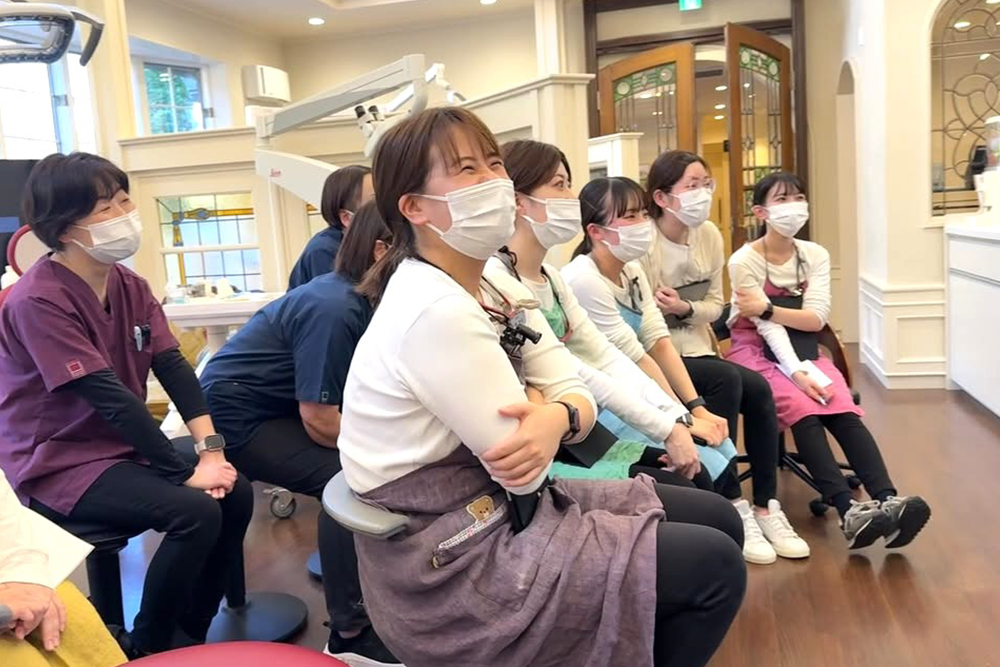 朝礼で連絡事項や予約患者の情報、本日のスケジュールを確認するスタッフ