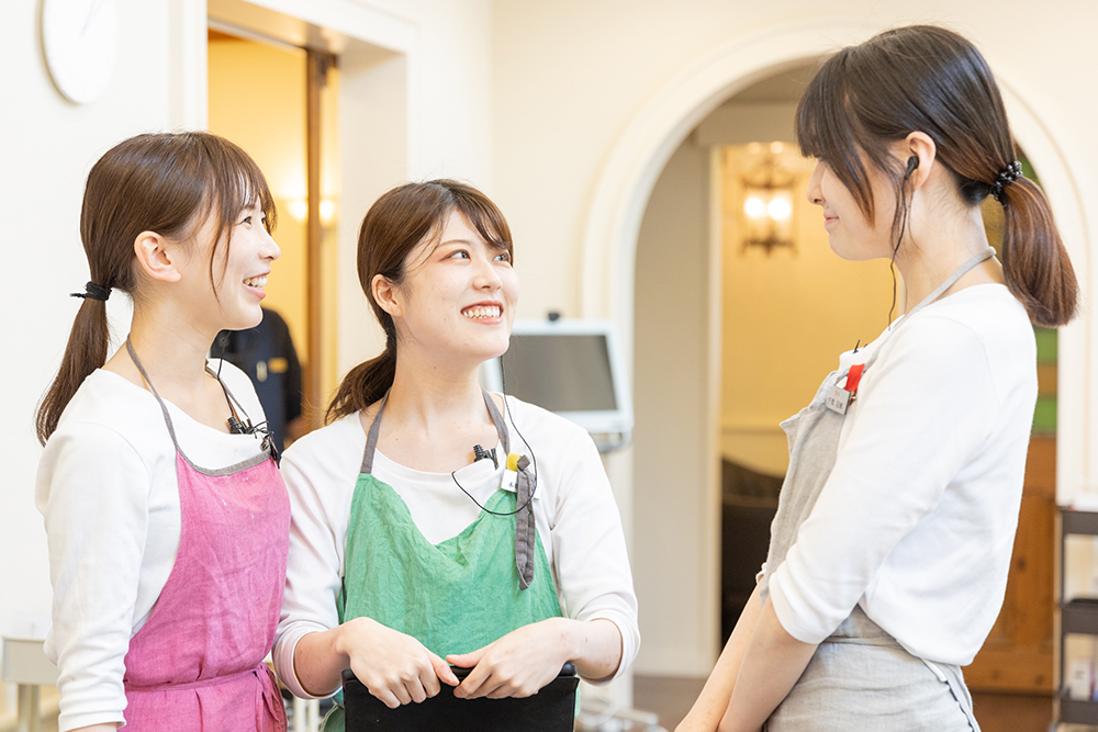 大久保歯科での昼休憩中の和やかなスタッフの様子