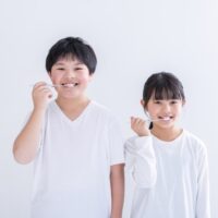 歯磨きをする子ども写真